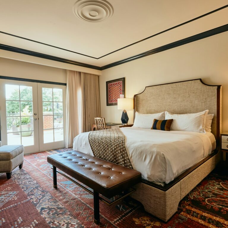 King Bed With Terrace In The Oliver Oxford Suites
